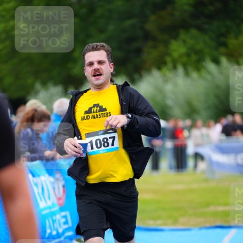 30.08.2026 - Elbe Triathlon Hamburg LAZAROV Photography http://msf.ph/oto/10062442 30.08.2026 11:48:51 Ziel 1087 meine-sportfotos.de