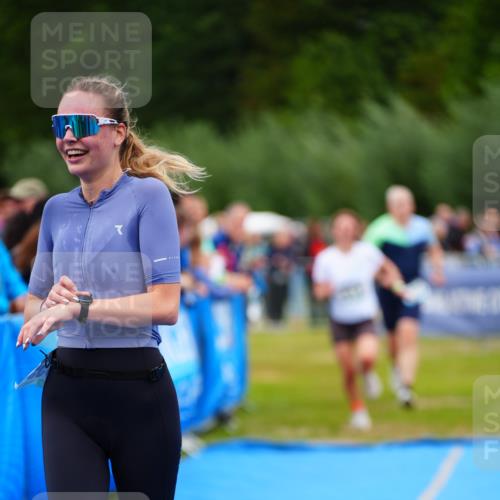 30.08.2026 - Elbe Triathlon Hamburg LAZAROV Photography http://msf.ph/oto/10062815 30.08.2026 11:50:26 Ziel 855, 912, 1282 meine-sportfotos.de