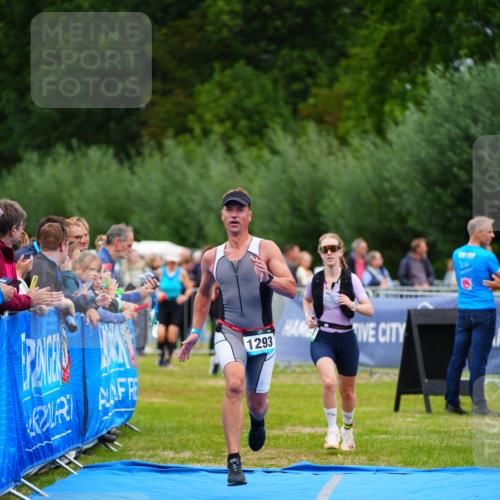 30.08.2026 - Elbe Triathlon Hamburg LAZAROV Photography http://msf.ph/oto/10062893 30.08.2026 11:51:06 Ziel 833, 1274, 1293 meine-sportfotos.de