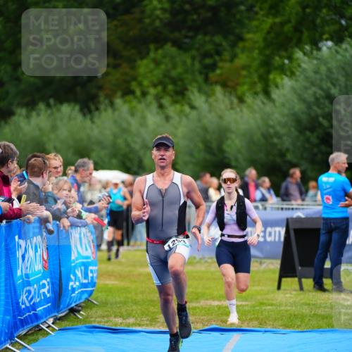 30.08.2026 - Elbe Triathlon Hamburg LAZAROV Photography http://msf.ph/oto/10062894 30.08.2026 11:51:06 Ziel 833, 1274, 1293 meine-sportfotos.de