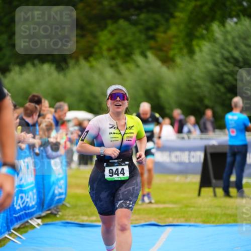 30.08.2026 - Elbe Triathlon Hamburg LAZAROV Photography http://msf.ph/oto/10062946 30.08.2026 11:51:22 Ziel 944, 1288, 1347 meine-sportfotos.de