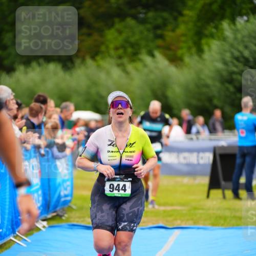 30.08.2026 - Elbe Triathlon Hamburg LAZAROV Photography http://msf.ph/oto/10062947 30.08.2026 11:51:22 Ziel 944, 1288, 1347 meine-sportfotos.de