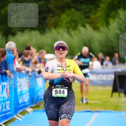 30.08.2026 - Elbe Triathlon Hamburg LAZAROV Photography http://msf.ph/oto/10062951 30.08.2026 11:51:22 Ziel 944, 1288, 1347 meine-sportfotos.de