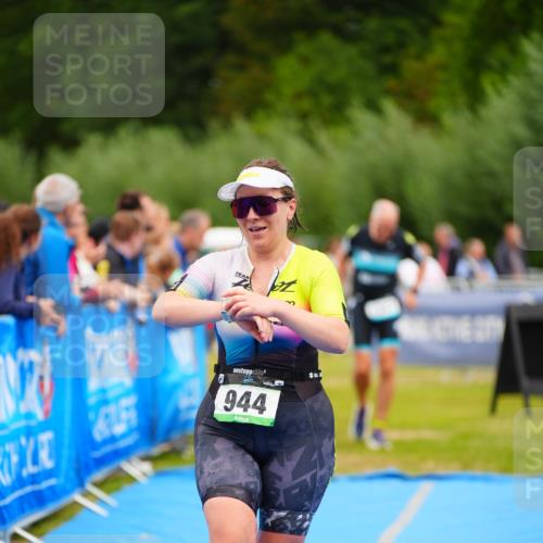 30.08.2026 - Elbe Triathlon Hamburg LAZAROV Photography http://msf.ph/oto/10062953 30.08.2026 11:51:23 Ziel 944, 1288, 1347 meine-sportfotos.de