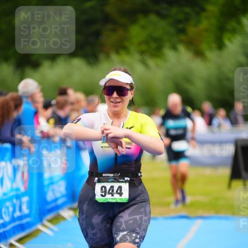 30.08.2026 - Elbe Triathlon Hamburg LAZAROV Photography http://msf.ph/oto/10062956 30.08.2026 11:51:23 Ziel 944, 1288, 1347 meine-sportfotos.de