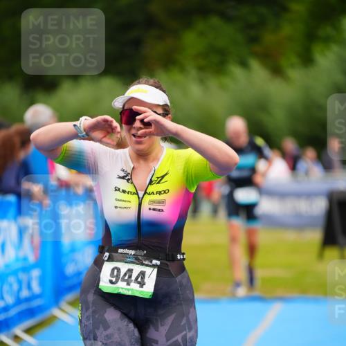 30.08.2026 - Elbe Triathlon Hamburg LAZAROV Photography http://msf.ph/oto/10062960 30.08.2026 11:51:24 Ziel 944, 1288, 1347 meine-sportfotos.de
