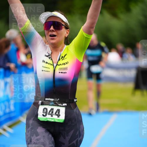 30.08.2026 - Elbe Triathlon Hamburg LAZAROV Photography http://msf.ph/oto/10062961 30.08.2026 11:51:24 Ziel 944, 1288, 1347 meine-sportfotos.de
