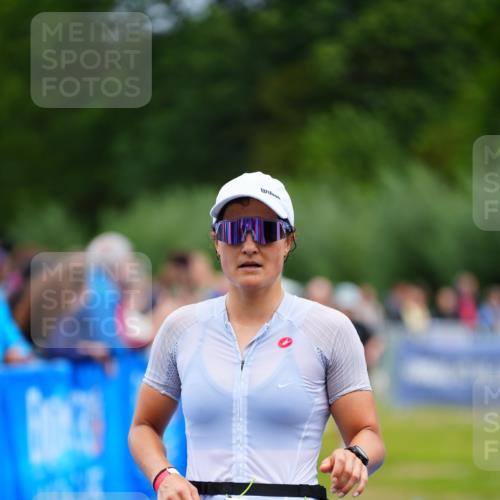 30.08.2026 - Elbe Triathlon Hamburg LAZAROV Photography http://msf.ph/oto/10063015 30.08.2026 11:51:47 Ziel 932, 1332, 1516 meine-sportfotos.de