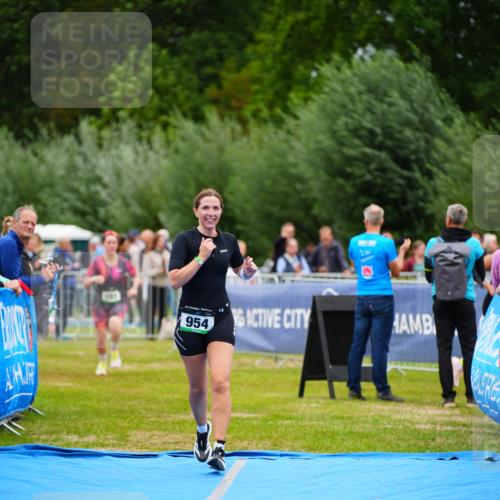 30.08.2026 - Elbe Triathlon Hamburg LAZAROV Photography http://msf.ph/oto/10063161 30.08.2026 11:53:20 Ziel 891, 954 meine-sportfotos.de
