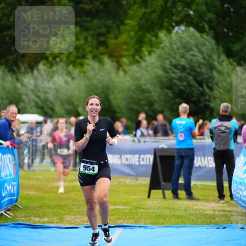 30.08.2026 - Elbe Triathlon Hamburg LAZAROV Photography http://msf.ph/oto/10063163 30.08.2026 11:53:21 Ziel 891, 954 meine-sportfotos.de