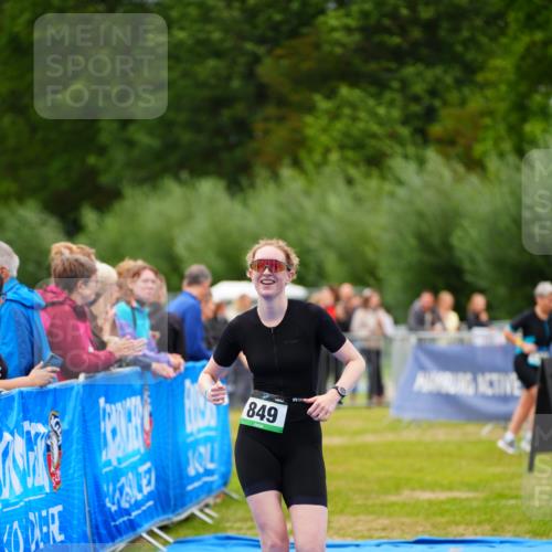30.08.2026 - Elbe Triathlon Hamburg LAZAROV Photography http://msf.ph/oto/10063475 30.08.2026 11:56:06 Ziel 849, 957 meine-sportfotos.de