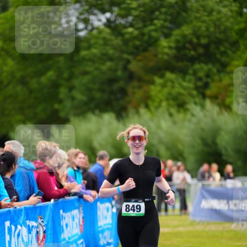 30.08.2026 - Elbe Triathlon Hamburg LAZAROV Photography http://msf.ph/oto/10063476 30.08.2026 11:56:06 Ziel 849, 957 meine-sportfotos.de