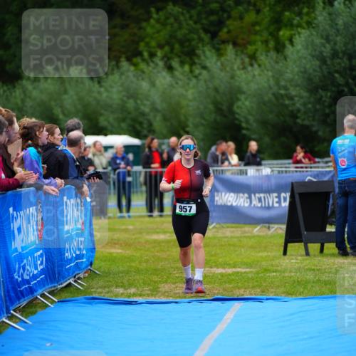 30.08.2026 - Elbe Triathlon Hamburg LAZAROV Photography http://msf.ph/oto/10063477 30.08.2026 11:56:11 Ziel 957 meine-sportfotos.de