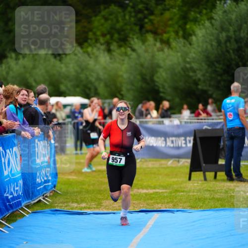 30.08.2026 - Elbe Triathlon Hamburg LAZAROV Photography http://msf.ph/oto/10063479 30.08.2026 11:56:12 Ziel 957 meine-sportfotos.de