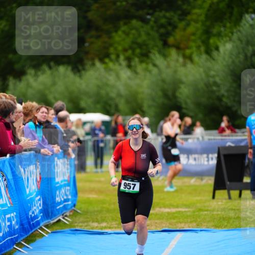 30.08.2026 - Elbe Triathlon Hamburg LAZAROV Photography http://msf.ph/oto/10063481 30.08.2026 11:56:13 Ziel 957 meine-sportfotos.de