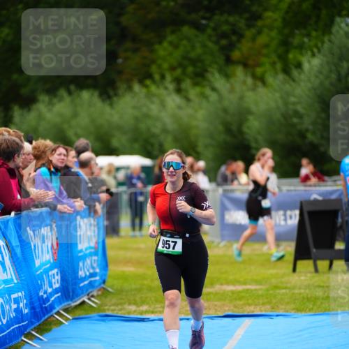 30.08.2026 - Elbe Triathlon Hamburg LAZAROV Photography http://msf.ph/oto/10063482 30.08.2026 11:56:13 Ziel 957 meine-sportfotos.de