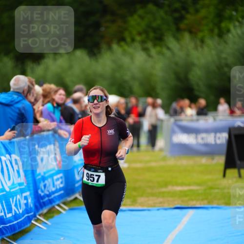 30.08.2026 - Elbe Triathlon Hamburg LAZAROV Photography http://msf.ph/oto/10063488 30.08.2026 11:56:14 Ziel 957 meine-sportfotos.de