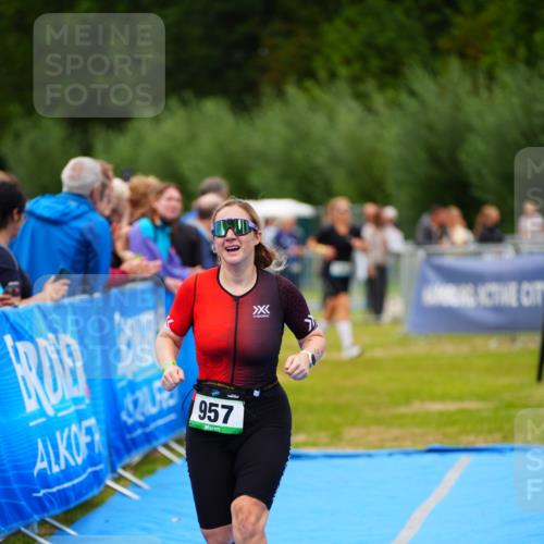 30.08.2026 - Elbe Triathlon Hamburg LAZAROV Photography http://msf.ph/oto/10063489 30.08.2026 11:56:14 Ziel 957 meine-sportfotos.de