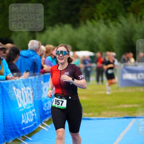 30.08.2026 - Elbe Triathlon Hamburg LAZAROV Photography http://msf.ph/oto/10063491 30.08.2026 11:56:14 Ziel 957 meine-sportfotos.de