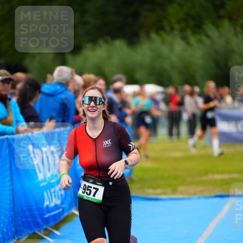 30.08.2026 - Elbe Triathlon Hamburg LAZAROV Photography http://msf.ph/oto/10063492 30.08.2026 11:56:15 Ziel 957 meine-sportfotos.de