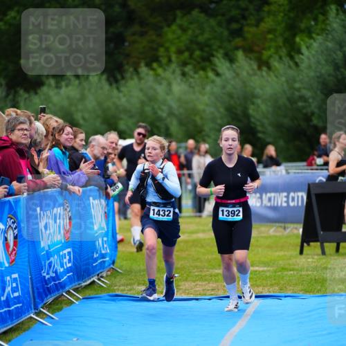30.08.2026 - Elbe Triathlon Hamburg LAZAROV Photography http://msf.ph/oto/10063498 30.08.2026 11:56:24 Ziel 1174, 1392, 1432 meine-sportfotos.de