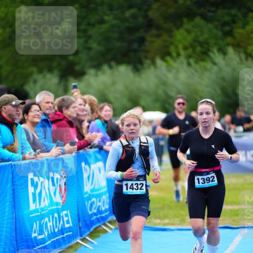 30.08.2026 - Elbe Triathlon Hamburg LAZAROV Photography http://msf.ph/oto/10063505 30.08.2026 11:56:25 Ziel 1174, 1392, 1432 meine-sportfotos.de