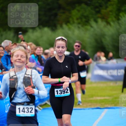 30.08.2026 - Elbe Triathlon Hamburg LAZAROV Photography http://msf.ph/oto/10063510 30.08.2026 11:56:26 Ziel 1174, 1392, 1432 meine-sportfotos.de
