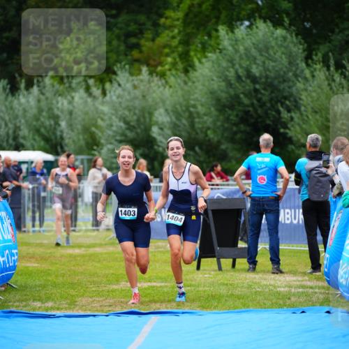 30.08.2026 - Elbe Triathlon Hamburg LAZAROV Photography http://msf.ph/oto/10063582 30.08.2026 11:57:35 Ziel 1403, 1404 meine-sportfotos.de