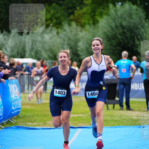 30.08.2026 - Elbe Triathlon Hamburg LAZAROV Photography http://msf.ph/oto/10063592 30.08.2026 11:57:37 Ziel 860, 1403, 1404 meine-sportfotos.de