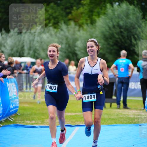 30.08.2026 - Elbe Triathlon Hamburg LAZAROV Photography http://msf.ph/oto/10063593 30.08.2026 11:57:37 Ziel 860, 1403, 1404 meine-sportfotos.de
