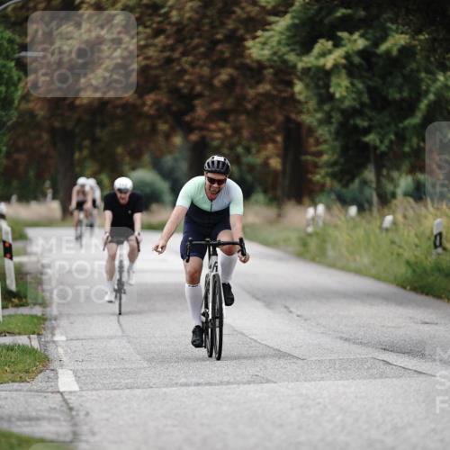 30.08.2026 - Elbe Triathlon Hamburg Michael Burmester http://msf.ph/oto/10071386 30.08.2026 10:04:27 Radfahren 553, 623, 974 meine-sportfotos.de
