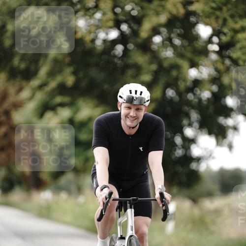30.08.2026 - Elbe Triathlon Hamburg Michael Burmester http://msf.ph/oto/10071399 30.08.2026 10:04:31 Radfahren 553, 623, 809, 904 meine-sportfotos.de