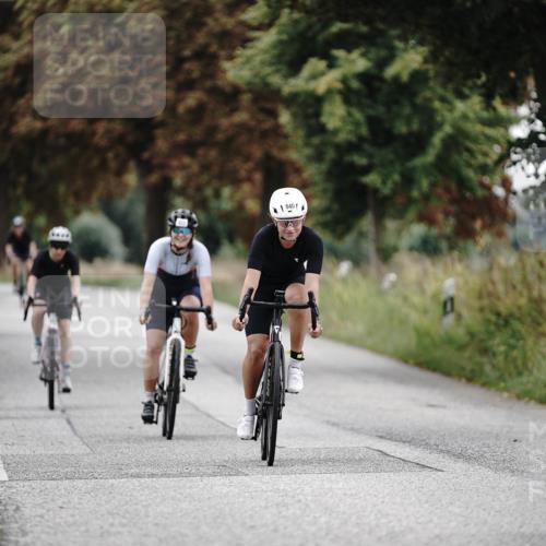30.08.2026 - Elbe Triathlon Hamburg Michael Burmester http://msf.ph/oto/10071601 30.08.2026 10:06:41 Radfahren 555, 814, 822, 845, 946 meine-sportfotos.de