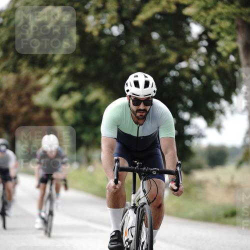 30.08.2026 - Elbe Triathlon Hamburg Michael Burmester http://msf.ph/oto/10072319 30.08.2026 10:13:58 Radfahren 585, 611, 612, 646, 799, 881, 886, 1896 meine-sportfotos.de