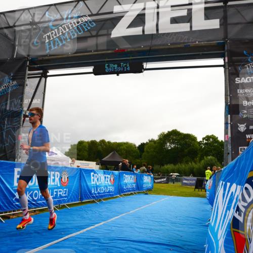 30.08.2026 - Elbe Triathlon Hamburg LAZAROV Photography http://msf.ph/oto/10078694 30.08.2026 09:59:14 Ziel 225 meine-sportfotos.de