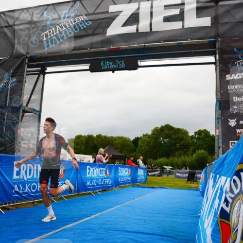 30.08.2026 - Elbe Triathlon Hamburg LAZAROV Photography http://msf.ph/oto/10078766 30.08.2026 10:09:30 Ziel 242 meine-sportfotos.de