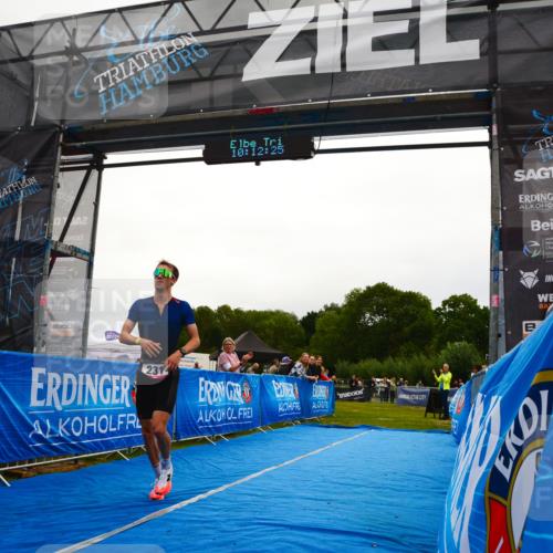 30.08.2026 - Elbe Triathlon Hamburg LAZAROV Photography http://msf.ph/oto/10078795 30.08.2026 10:12:26 Ziel 231 meine-sportfotos.de