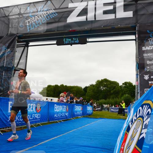30.08.2026 - Elbe Triathlon Hamburg LAZAROV Photography http://msf.ph/oto/10078896 30.08.2026 10:19:41 Ziel 222 meine-sportfotos.de