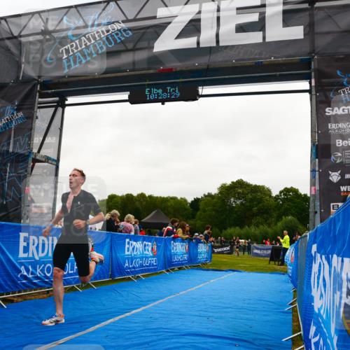 30.08.2026 - Elbe Triathlon Hamburg LAZAROV Photography http://msf.ph/oto/10078986 30.08.2026 10:28:31 Ziel 322 meine-sportfotos.de