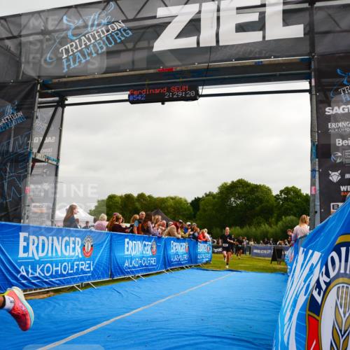 30.08.2026 - Elbe Triathlon Hamburg LAZAROV Photography http://msf.ph/oto/10079882 30.08.2026 10:59:23 Ziel 331, 418, 467 meine-sportfotos.de