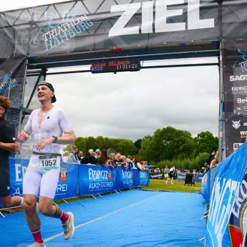 30.08.2026 - Elbe Triathlon Hamburg LAZAROV Photography http://msf.ph/oto/10080984 30.08.2026 11:18:27 Ziel 548, 577, 1052 meine-sportfotos.de