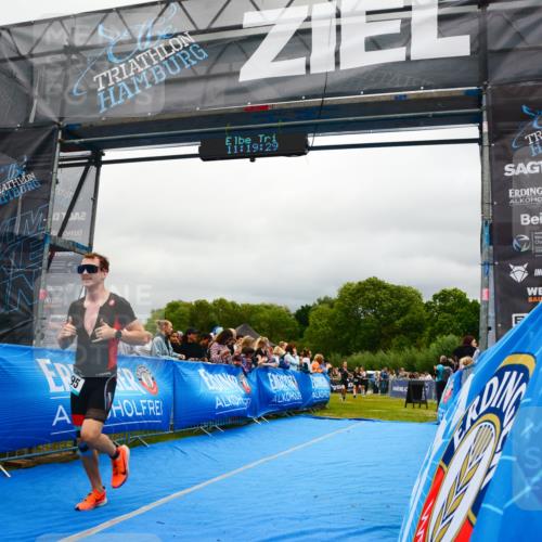 30.08.2026 - Elbe Triathlon Hamburg LAZAROV Photography http://msf.ph/oto/10081087 30.08.2026 11:19:31 Ziel 950, 995 meine-sportfotos.de