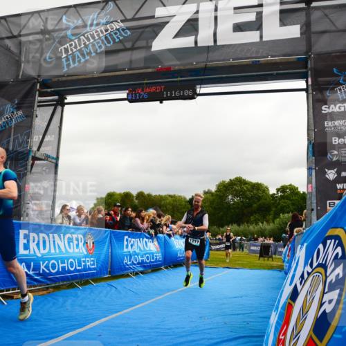 30.08.2026 - Elbe Triathlon Hamburg LAZAROV Photography http://msf.ph/oto/10082132 30.08.2026 11:26:23 Ziel 1079, 1198, 1217 meine-sportfotos.de