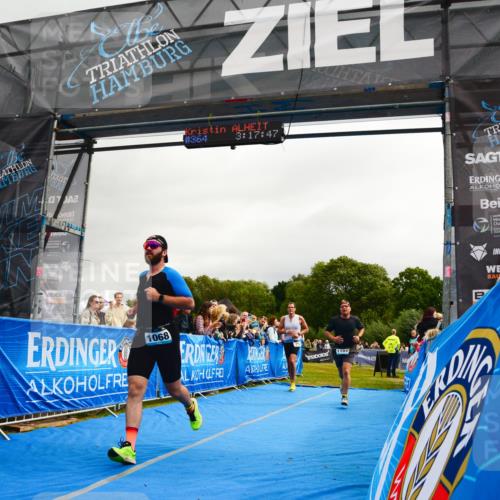 30.08.2026 - Elbe Triathlon Hamburg LAZAROV Photography http://msf.ph/oto/10082383 30.08.2026 11:28:03 Ziel 587, 754, 1065, 1068, 1103 meine-sportfotos.de