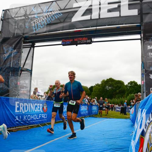 30.08.2026 - Elbe Triathlon Hamburg LAZAROV Photography http://msf.ph/oto/10084576 30.08.2026 11:43:08 Ziel 768, 918, 1107, 1316, 1324 meine-sportfotos.de