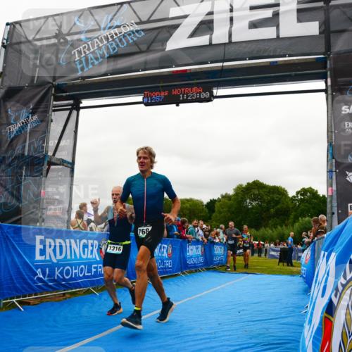 30.08.2026 - Elbe Triathlon Hamburg LAZAROV Photography http://msf.ph/oto/10084577 30.08.2026 11:43:08 Ziel 768, 918, 1107, 1316, 1324 meine-sportfotos.de