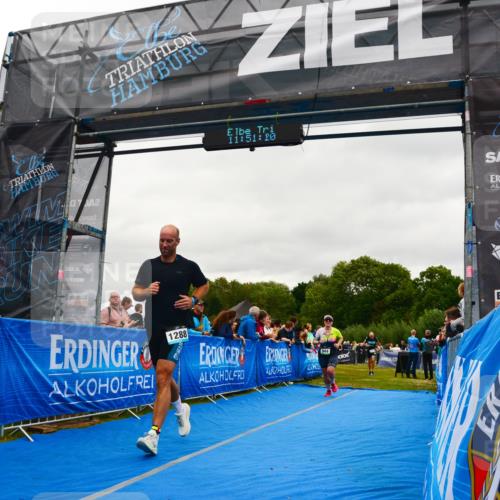 30.08.2026 - Elbe Triathlon Hamburg LAZAROV Photography http://msf.ph/oto/10085535 30.08.2026 11:51:20 Ziel 944, 1288, 1347 meine-sportfotos.de
