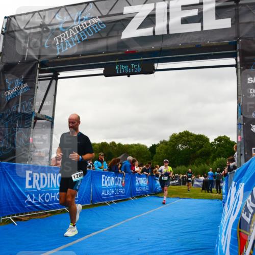 30.08.2026 - Elbe Triathlon Hamburg LAZAROV Photography http://msf.ph/oto/10085538 30.08.2026 11:51:20 Ziel 944, 1288, 1347 meine-sportfotos.de