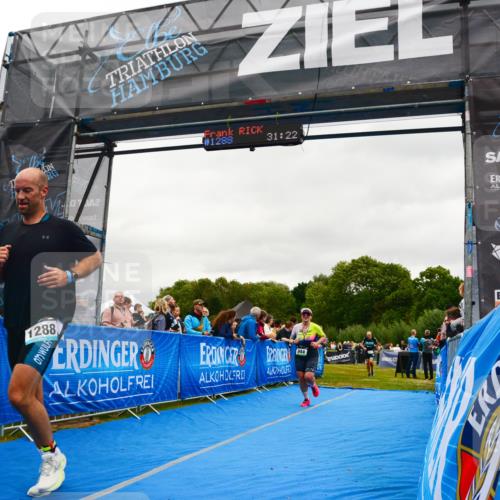 30.08.2026 - Elbe Triathlon Hamburg LAZAROV Photography http://msf.ph/oto/10085544 30.08.2026 11:51:21 Ziel 944, 1288, 1347 meine-sportfotos.de