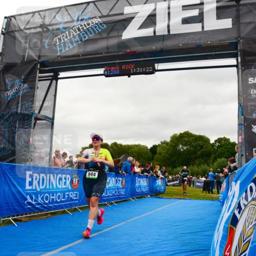 30.08.2026 - Elbe Triathlon Hamburg LAZAROV Photography http://msf.ph/oto/10085550 30.08.2026 11:51:22 Ziel 944, 1288, 1347 meine-sportfotos.de